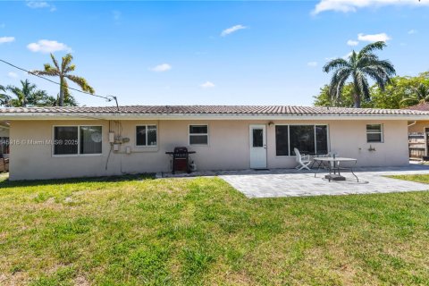 House in Deerfield Beach, Florida 3 bedrooms, 124.86 sq.m. № 1955971 - photo 14