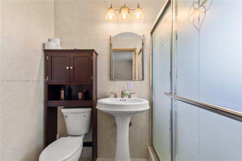 House in Deerfield Beach, Florida 3 bedrooms, 124.86 sq.m. № 1955971 - photo 12