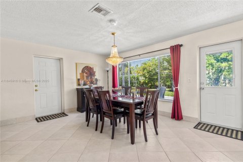 House in Deerfield Beach, Florida 3 bedrooms, 124.86 sq.m. № 1955971 - photo 4