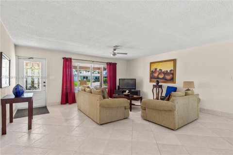 House in Deerfield Beach, Florida 3 bedrooms, 124.86 sq.m. № 1955971 - photo 5