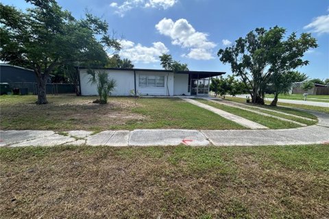 House in Port Charlotte, Florida 2 bedrooms, 71.35 sq.m. № 2308194