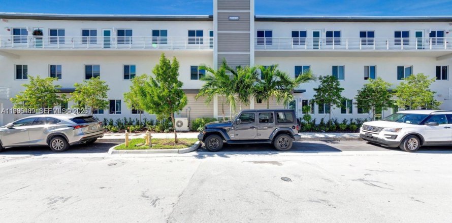 Кондоминиум с 3 спальнями в Дорал, Флорида в LANDMARK № 2058420