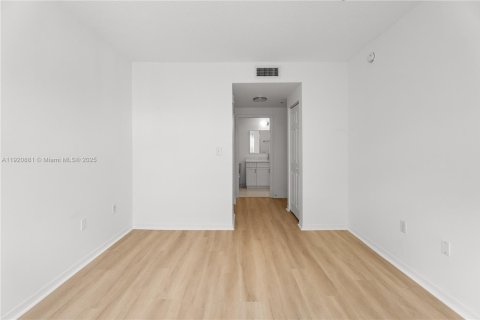 Condo in Miami, Florida, 3 bedrooms № 1975053 - photo 11