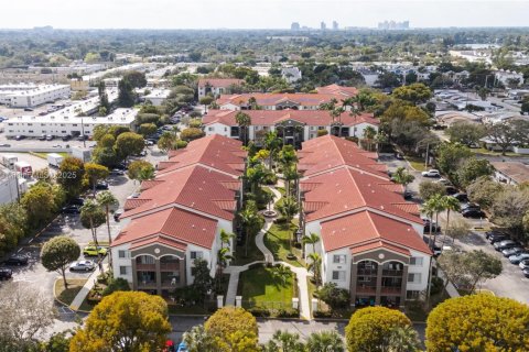 Condo in Miami, Florida, 3 bedrooms № 1975053 - photo 2
