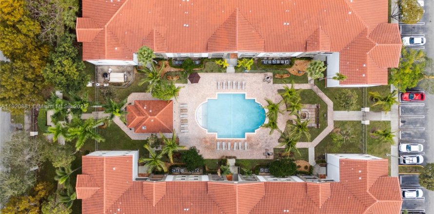 Condo in Miami, Florida, 3 bedrooms № 1975053