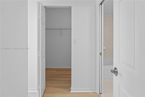 Condo in Miami, Florida, 3 bedrooms № 1975053 - photo 10