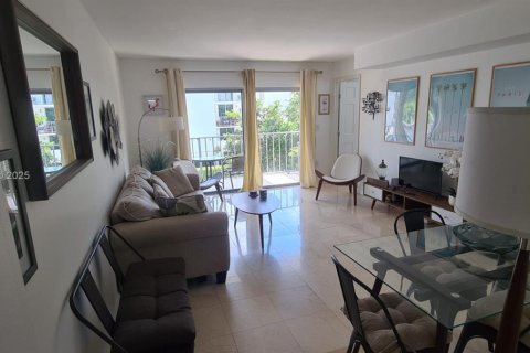 Condo in Miami Beach, Florida, 2 bedrooms  № 1943078 - photo 3