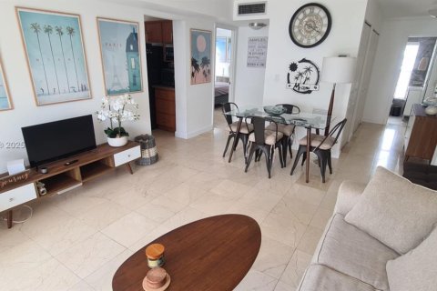 Condo in Miami Beach, Florida, 2 bedrooms  № 1943078 - photo 1