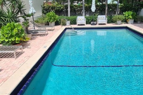 Condo in Miami Beach, Florida, 2 bedrooms  № 1943078 - photo 11