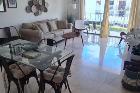 Condo in Miami Beach, Florida, 2 bedrooms  № 1943078 - photo 2