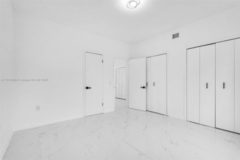 Casa en venta en Miami, Florida, 6 dormitorios, 246.75 m2 № 1958599 - foto 20