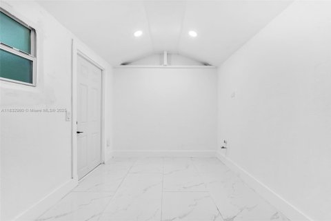 Casa en venta en Miami, Florida, 6 dormitorios, 246.75 m2 № 1958599 - foto 13