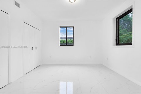 Casa en venta en Miami, Florida, 6 dormitorios, 246.75 m2 № 1958599 - foto 21