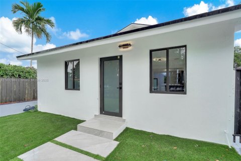 Casa en venta en Miami, Florida, 6 dormitorios, 246.75 m2 № 1958599 - foto 5