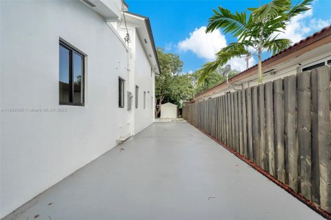 Casa en venta en Miami, Florida, 6 dormitorios, 246.75 m2 № 1958599 - foto 8