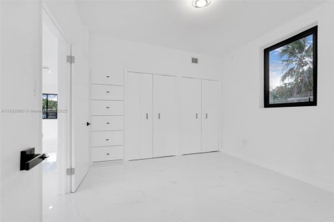 Casa en venta en Miami, Florida, 6 dormitorios, 246.75 m2 № 1958599 - foto 17