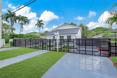 Casa en venta en Miami, Florida, 6 dormitorios, 246.75 m2 № 1958599 - foto 3