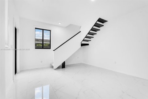 Casa en venta en Miami, Florida, 6 dormitorios, 246.75 m2 № 1958599 - foto 22