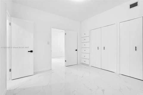 Casa en venta en Miami, Florida, 6 dormitorios, 246.75 m2 № 1958599 - foto 16