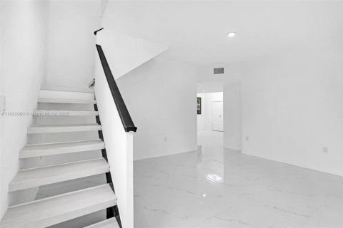 Casa en venta en Miami, Florida, 6 dormitorios, 246.75 m2 № 1958599 - foto 23