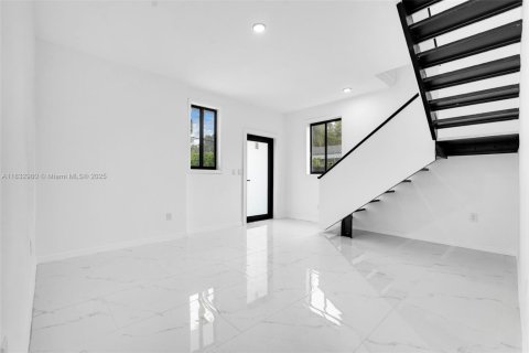 Casa en venta en Miami, Florida, 6 dormitorios, 246.75 m2 № 1958599 - foto 19