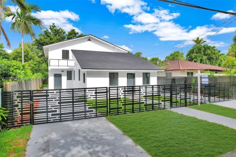 Casa en venta en Miami, Florida, 6 dormitorios, 246.75 m2 № 1958599 - foto 2