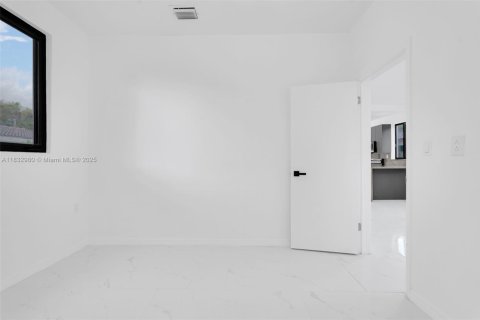 Casa en venta en Miami, Florida, 6 dormitorios, 246.75 m2 № 1958599 - foto 15