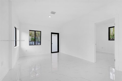 Casa en venta en Miami, Florida, 6 dormitorios, 246.75 m2 № 1958599 - foto 14