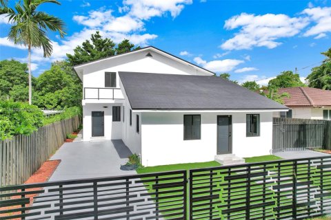 Casa en venta en Miami, Florida, 6 dormitorios, 246.75 m2 № 1958599 - foto 1