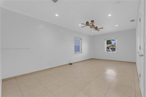 Casa en venta en Miami Springs, Florida, 4 dormitorios, 193.24 m2 № 1966395 - foto 6