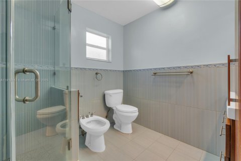 Casa en venta en Miami Springs, Florida, 4 dormitorios, 193.24 m2 № 1966395 - foto 16