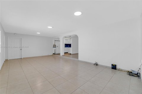 Casa en venta en Miami Springs, Florida, 4 dormitorios, 193.24 m2 № 1966395 - foto 29