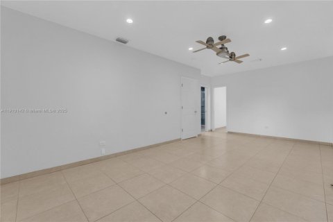Casa en venta en Miami Springs, Florida, 4 dormitorios, 193.24 m2 № 1966395 - foto 8