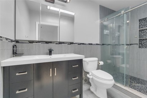 Casa en venta en Miami Springs, Florida, 4 dormitorios, 193.24 m2 № 1966395 - foto 9