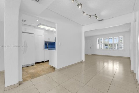 Casa en venta en Miami Springs, Florida, 4 dormitorios, 193.24 m2 № 1966395 - foto 24