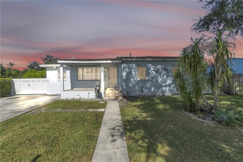 Casa en venta en Miami Springs, Florida, 4 dormitorios, 193.24 m2 № 1966395 - foto 2