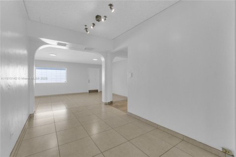 Casa en venta en Miami Springs, Florida, 4 dormitorios, 193.24 m2 № 1966395 - foto 23