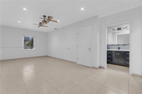 Casa en venta en Miami Springs, Florida, 4 dormitorios, 193.24 m2 № 1966395 - foto 7