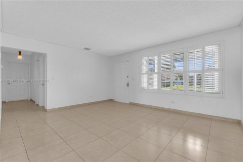 Casa en venta en Miami Springs, Florida, 4 dormitorios, 193.24 m2 № 1966395 - foto 21