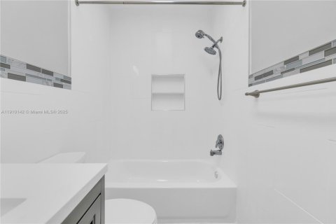 Casa en venta en Miami Springs, Florida, 4 dormitorios, 193.24 m2 № 1966395 - foto 20