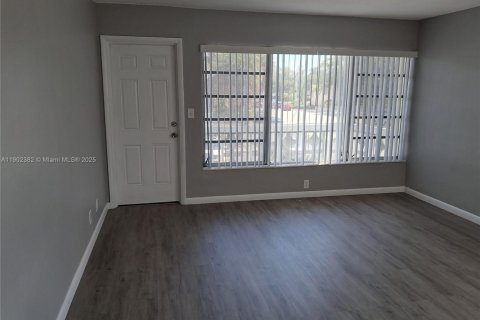 Condo in Miami, Florida, 1 bedroom  № 1953836 - photo 1