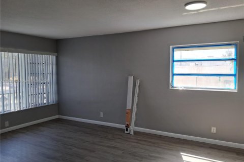 Condo in Miami, Florida, 1 bedroom  № 1953836 - photo 2
