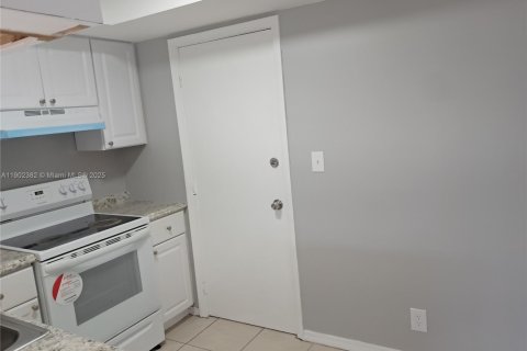 Condo in Miami, Florida, 1 bedroom  № 1953836 - photo 4