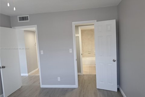Condo in Miami, Florida, 1 bedroom  № 1953836 - photo 5