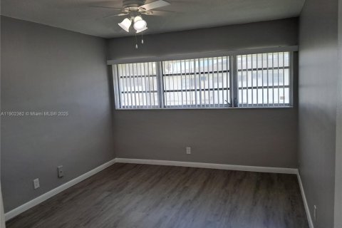 Condo in Miami, Florida, 1 bedroom  № 1953836 - photo 8