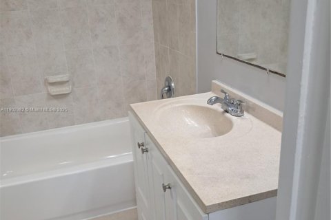 Condo in Miami, Florida, 1 bedroom  № 1953836 - photo 7