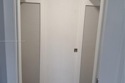 Condo in Miami, Florida, 1 bedroom  № 1953836 - photo 9