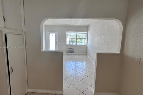 Купить кондоминиум в Майами-Бич, Флорида 35.58м2, № 1897387 - фото 13