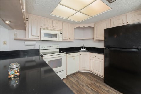 Condo in Port Charlotte, Florida, 2 bedrooms № 2166249 - photo 18