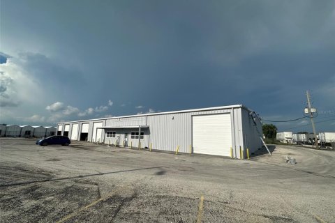 Immobilier commercial à Apopka, Floride 1646.97 m2 № 2124996